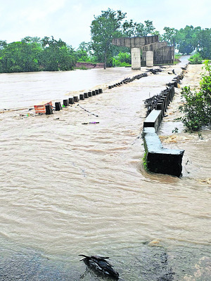 వంతెనపై వరద నీరు 1