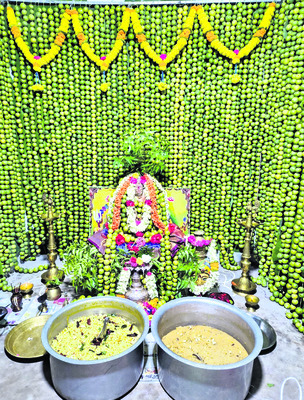 ఆకట్టుకున్న నిమ్మకాయల అలంకరణ 1