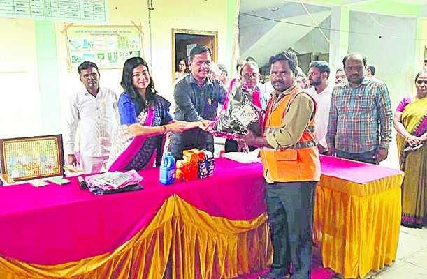 ప్రజారోగ్యంలో పారిశుద్ధ్య కార్మికులు కీలకం 1