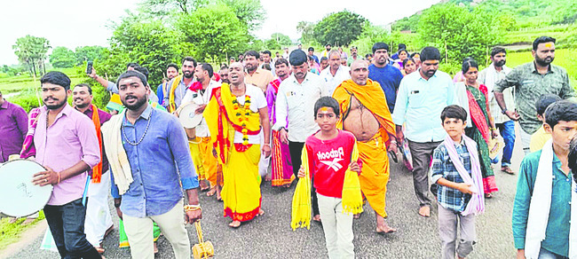 కొమురవెల్లిలో భక్తుల గిరి ప్రదక్షిణ 1