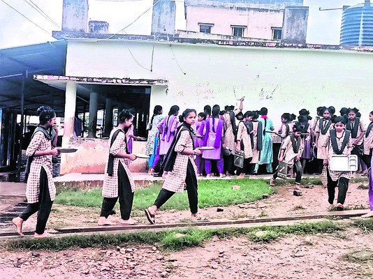ఆశ్రమాల్లో అవస్థలు7