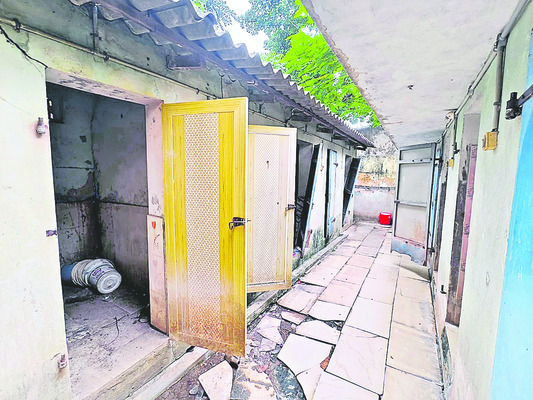 హాస్టల్‌.. హడల్‌ 1