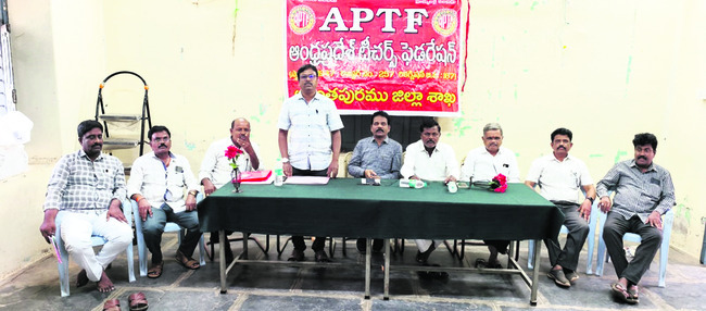 బదిలీ టీచర్లకు వెంటనే జీతాలు చెల్లించాలి 1