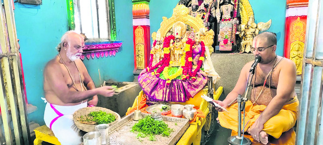 రామయ్యకు సువర్ణ తులసీ అర్చన1