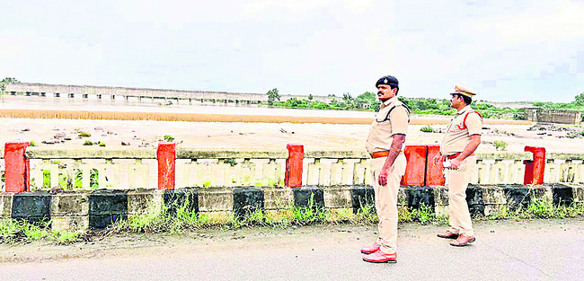 మున్నేరు వాగును పరిశీలించిన డీఎస్పీ2