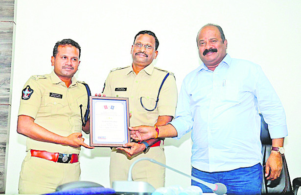 ‘పాస్పోర్ట్’ విచారణ సేవల్లో జిల్లాకు ద్వితీయ స్థానం 2