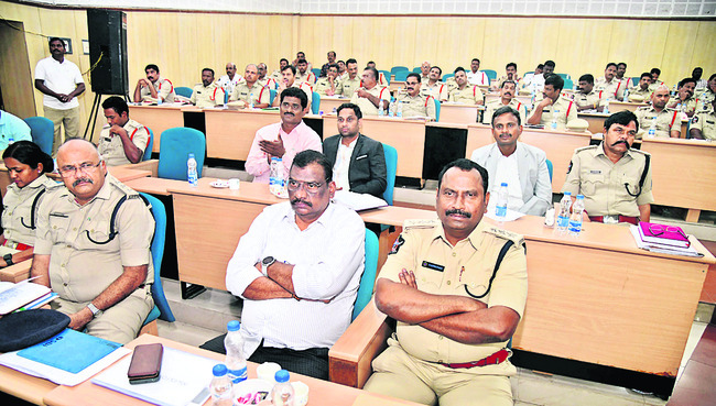శాంతిభద్రతల పరిరక్షణలో పోలీసుల పాత్ర కీలకం1