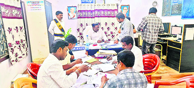మున్నేరు వాగును పరిశీలించిన డీఎస్పీ1