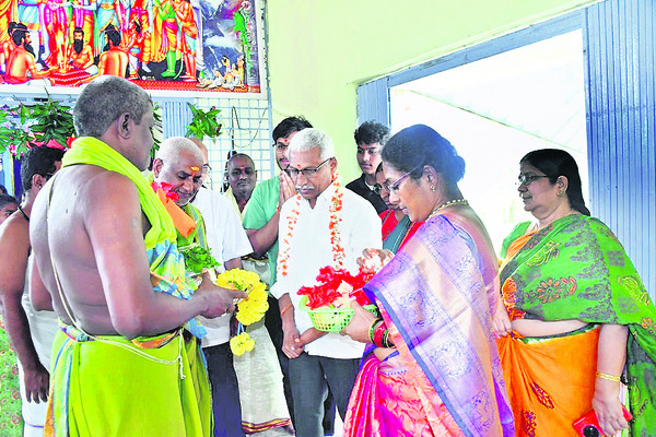 శ్రీవారికి అభిషేకం, నిత్యకల్యాణం
1