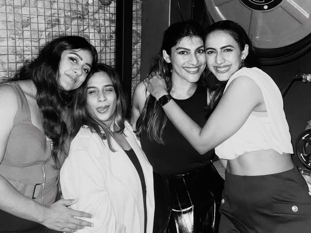 Niharika Konidela Enjoying Night Party with Her friends Photos7