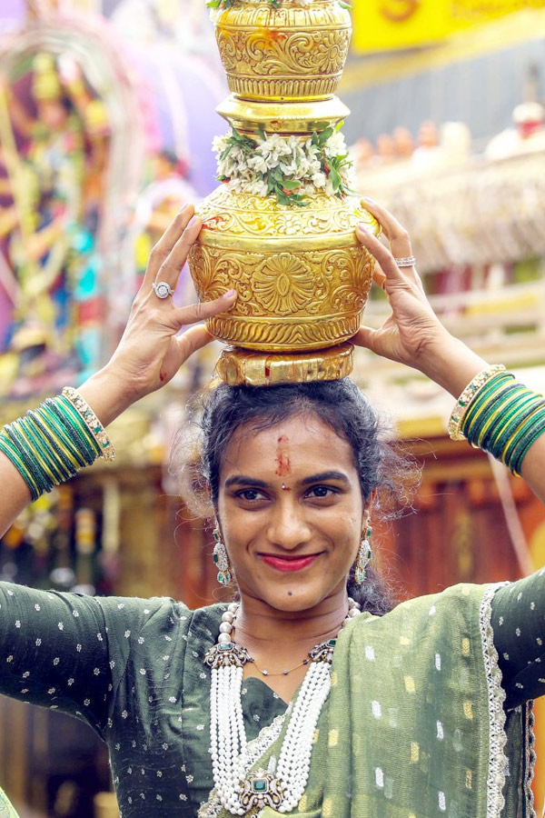 PV Sindhu Offers Bonam To Goddess Photos2