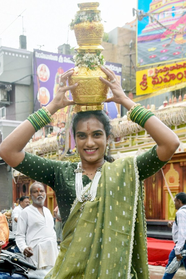 PV Sindhu Offers Bonam To Goddess Photos3