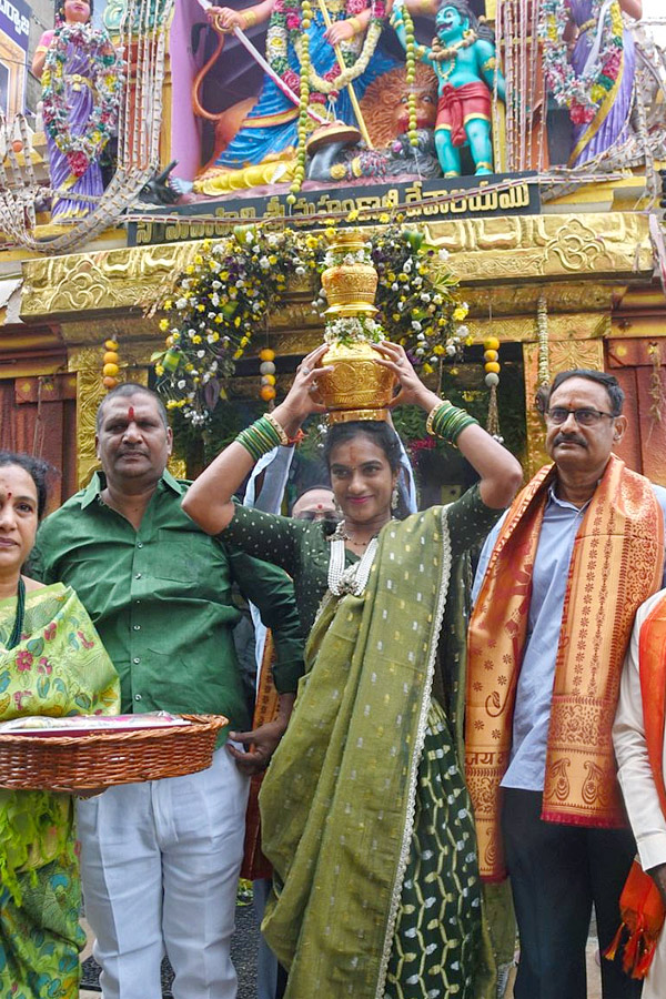 PV Sindhu Offers Bonam To Goddess Photos4
