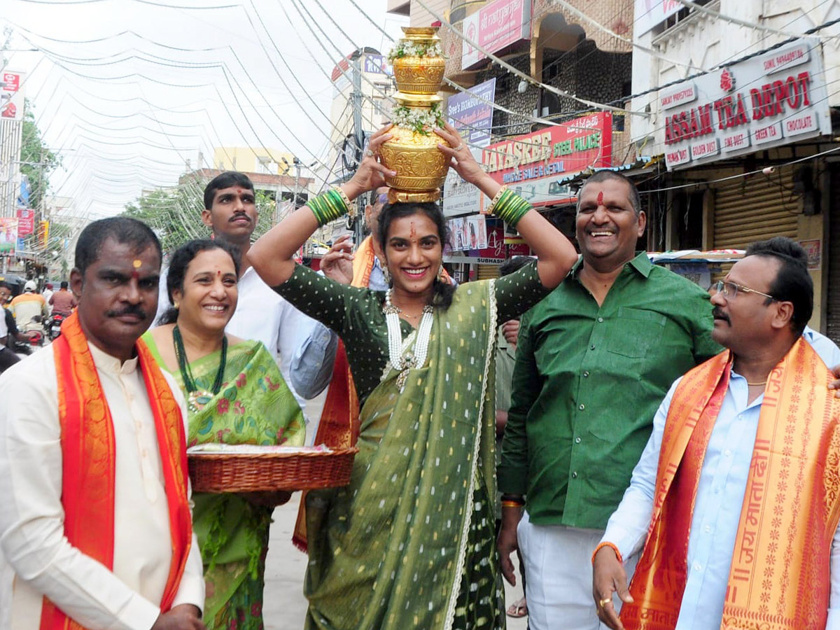PV Sindhu Offers Bonam To Goddess Photos5