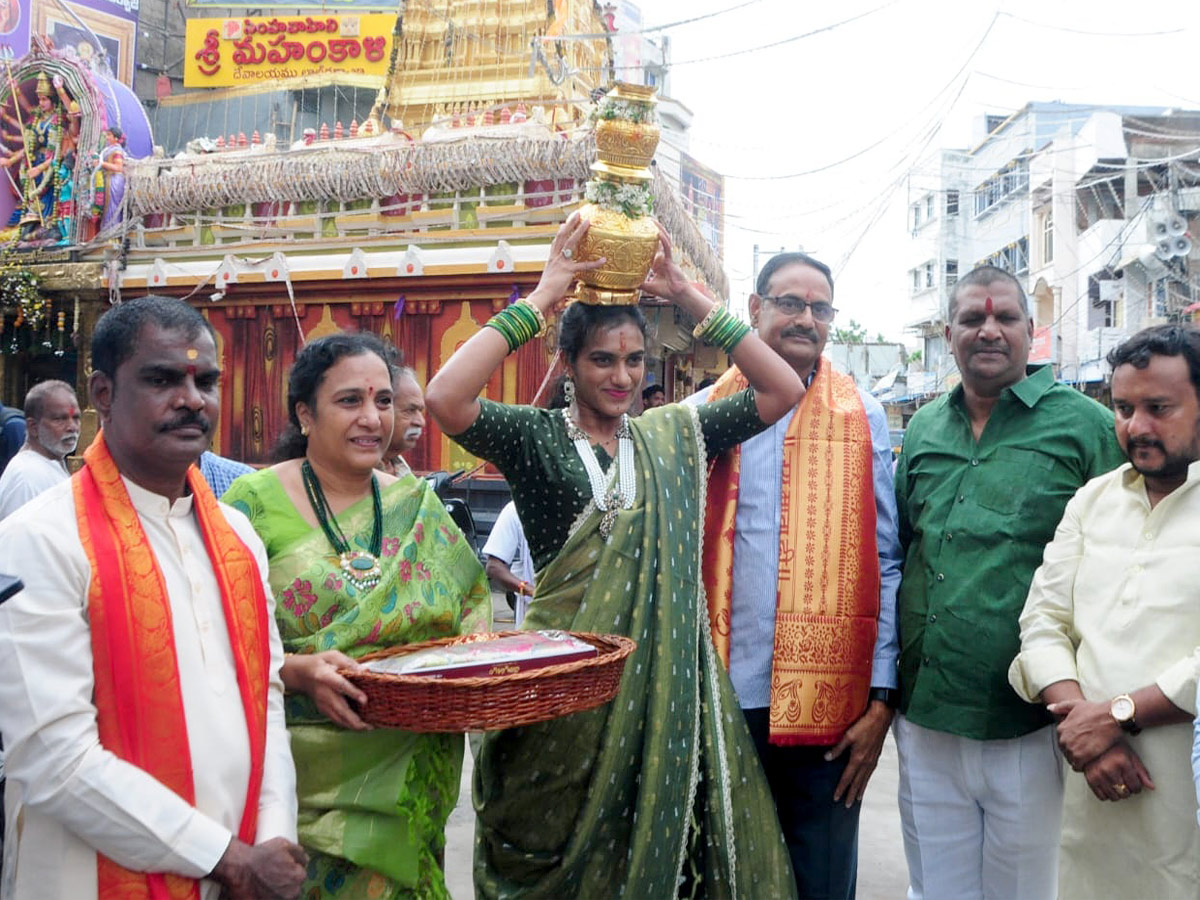 PV Sindhu Offers Bonam To Goddess Photos1
