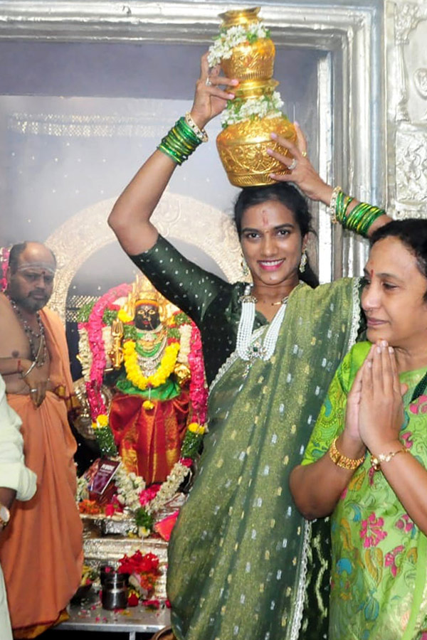 PV Sindhu Offers Bonam To Goddess Photos6