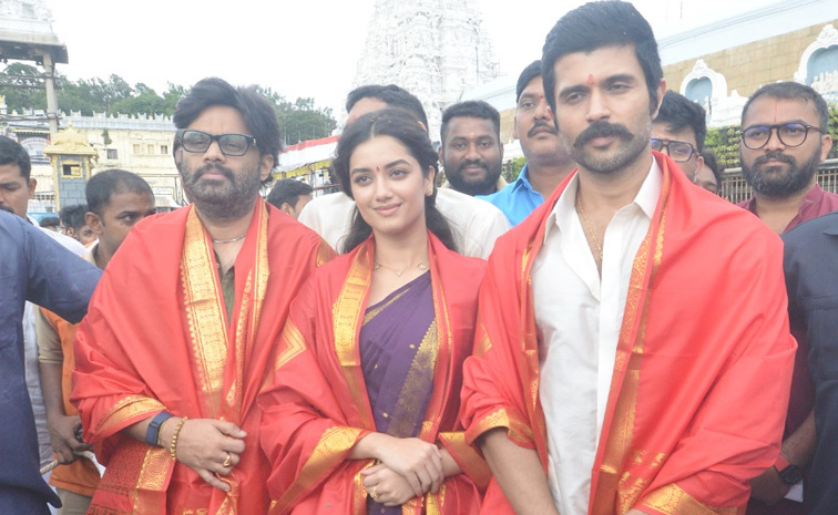 Vijay Deverakonda And Bhagyashri Borse Visits Tirumala Photos1