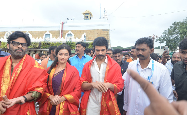 Vijay Deverakonda And Bhagyashri Borse Visits Tirumala Photos10