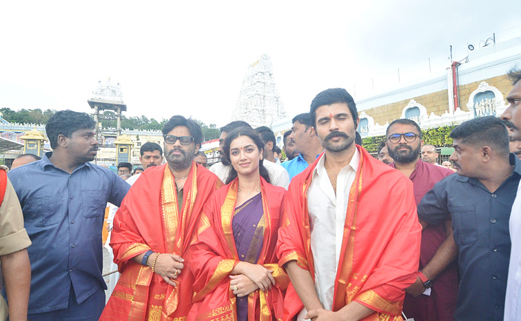 Vijay Deverakonda And Bhagyashri Borse Visits Tirumala Photos11