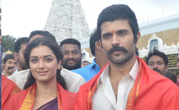 Vijay Deverakonda And Bhagyashri Borse Visits Tirumala Photos2