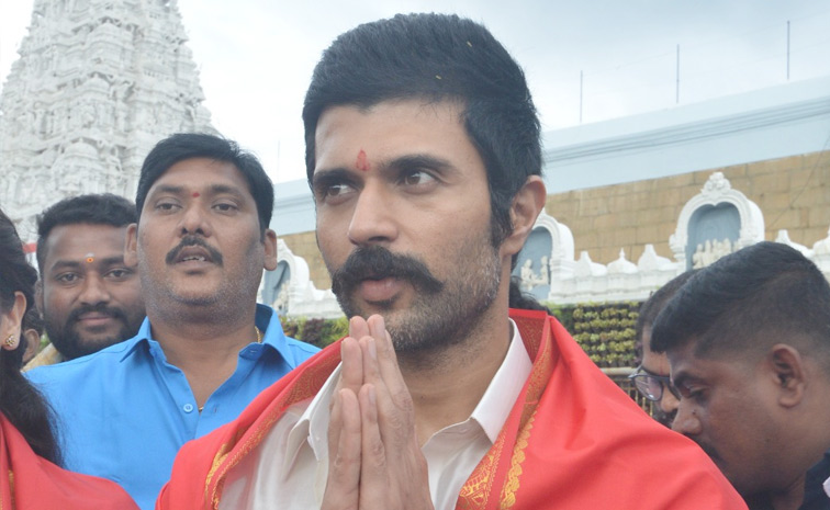 Vijay Deverakonda And Bhagyashri Borse Visits Tirumala Photos3