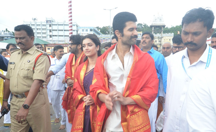 Vijay Deverakonda And Bhagyashri Borse Visits Tirumala Photos4