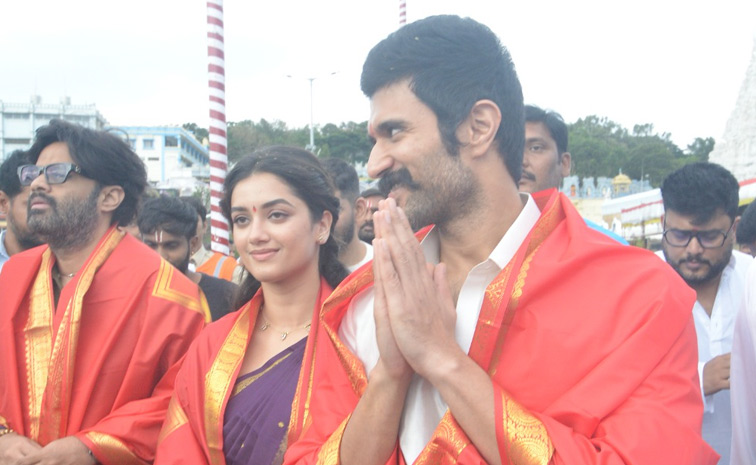 Vijay Deverakonda And Bhagyashri Borse Visits Tirumala Photos5