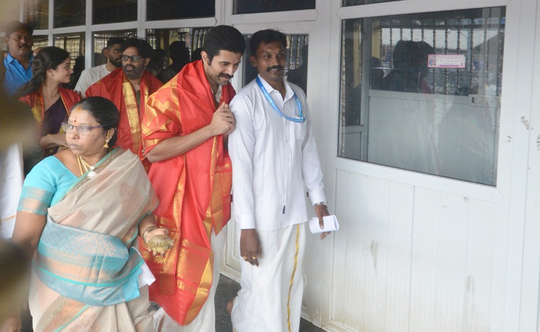 Vijay Deverakonda And Bhagyashri Borse Visits Tirumala Photos6