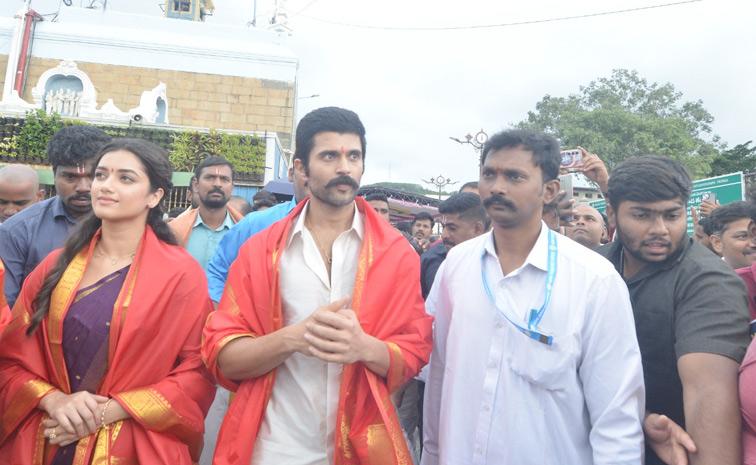 Vijay Deverakonda And Bhagyashri Borse Visits Tirumala Photos8