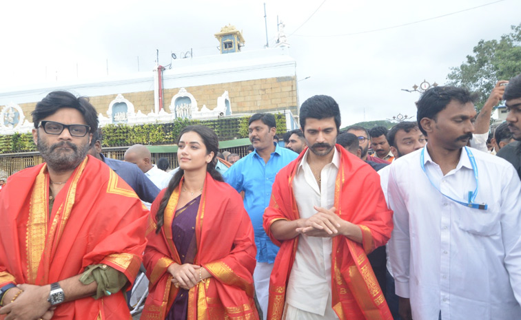 Vijay Deverakonda And Bhagyashri Borse Visits Tirumala Photos9