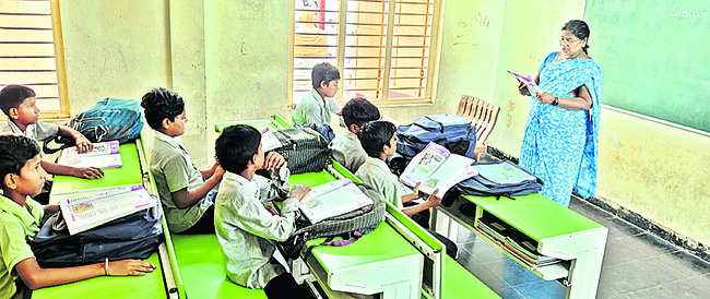 సబ్జెక్టు టీచర్లతో లాంగ్వేజీల బోధన2