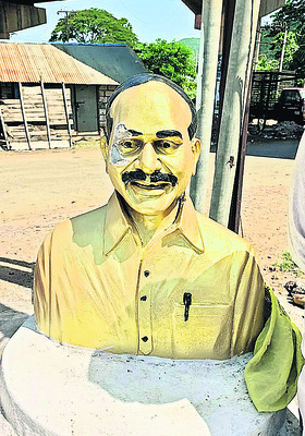 వైఎస్సార్‌ విగ్రహం పాక్షిక ధ్వంసం1