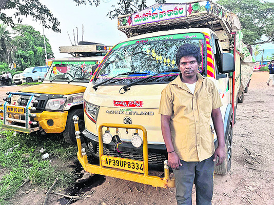 చికెన్ వ్యర్థాల వాహనాల పట్టివేత 1