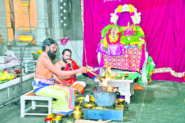 నృసింహుడి సన్నిధిలో కోలాహలం 1