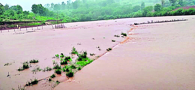 వర్షాలకు పొంగిన వాగులు 1