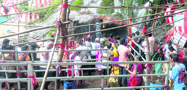 గుబ్బల మంగమ్మ గుడికి పోటెత్తిన భక్తులు
1