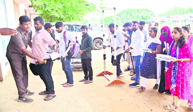 ప్రశాంతంగా జీపీఓ, సర్వేయర్ల పరీక్ష 
1
