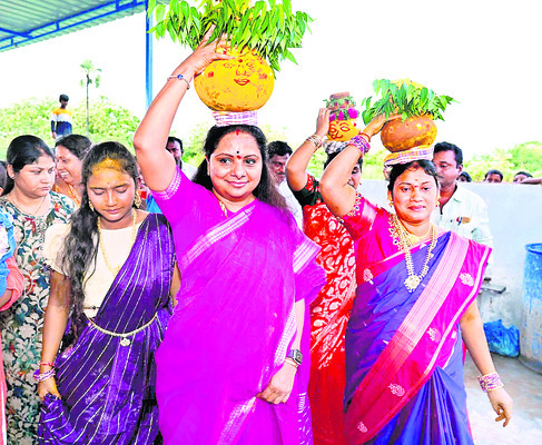 బోనమెత్తిన కవిత1