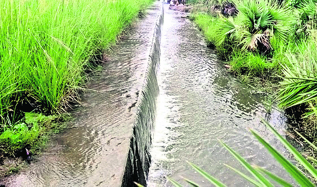 మత్తడి పోస్తున్న మగ్ధుంపురం ఊర చెరువు
1
