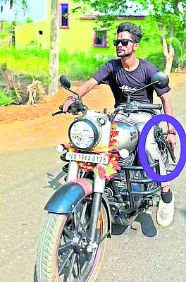పోలీసులకు చిక్కిన రీల్స్ సోగ్గాడు!1