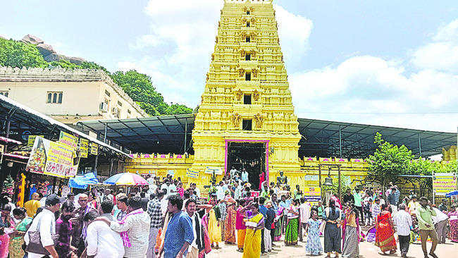 మల్లన్న ఆలయంలో భక్తుల సందడి 1