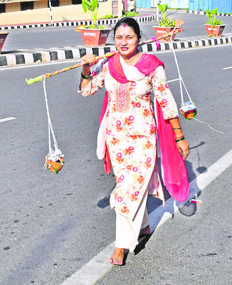 శివయ్యకు కావిళ్లతో గంగ కాలినడకన ప్రయాణం1