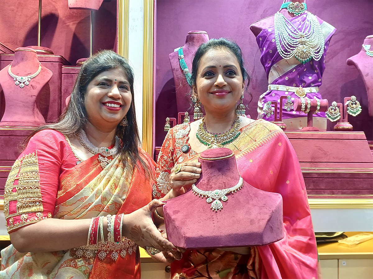 Anchor Suma creates buzz at jewelry shop opening1