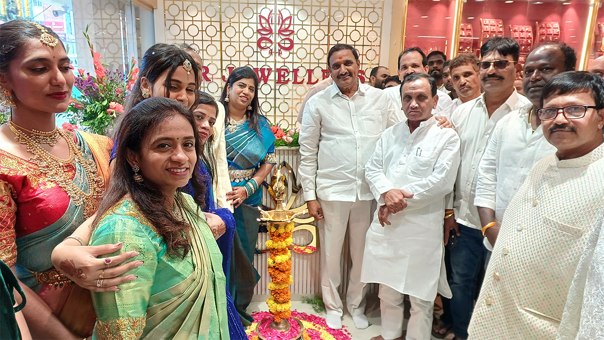 Anchor Suma creates buzz at jewelry shop opening11