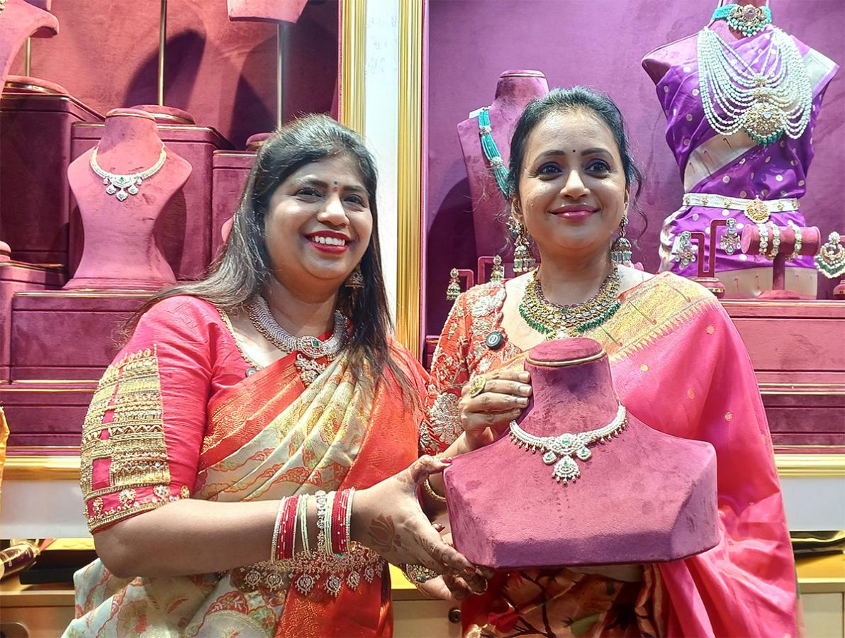 Anchor Suma creates buzz at jewelry shop opening12