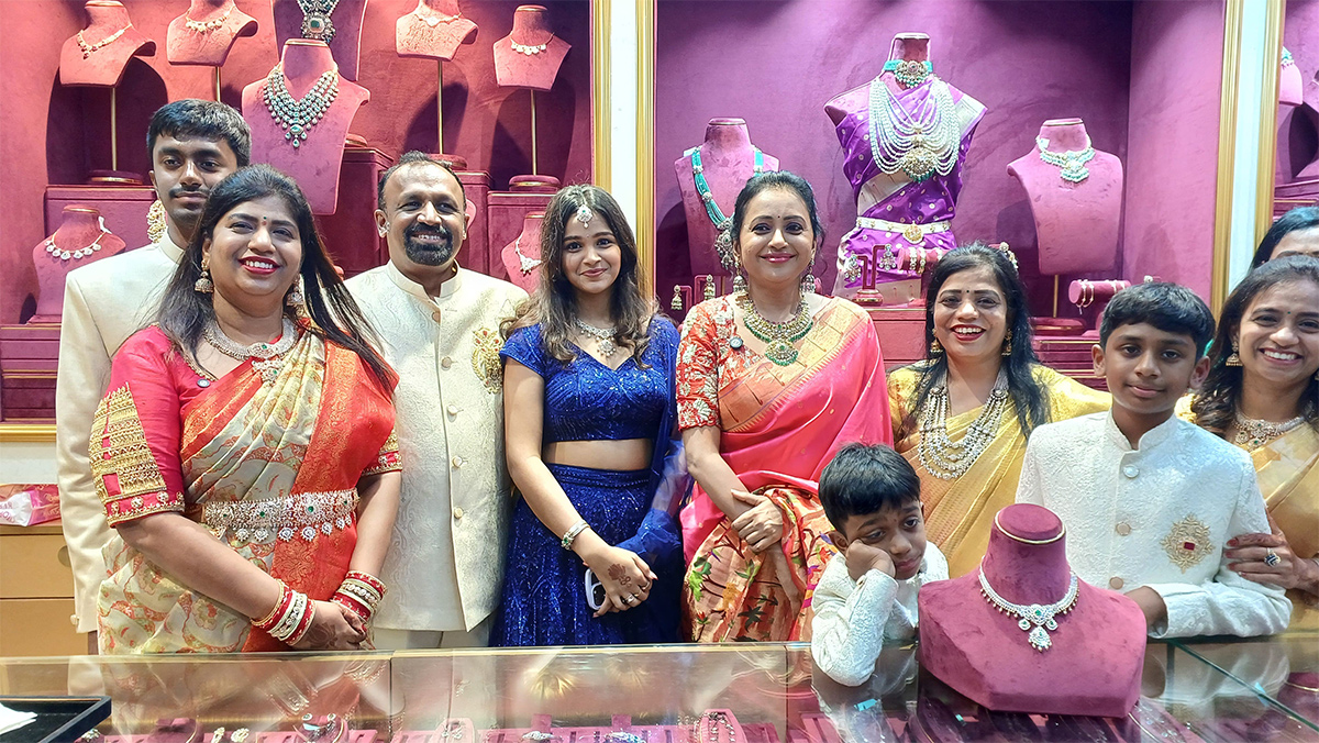 Anchor Suma creates buzz at jewelry shop opening13