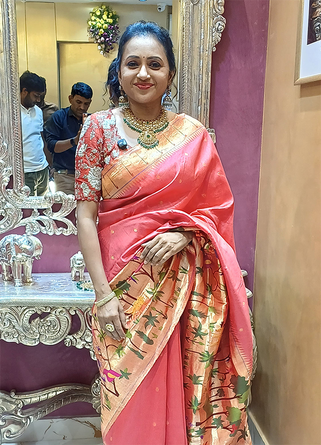 Anchor Suma creates buzz at jewelry shop opening5