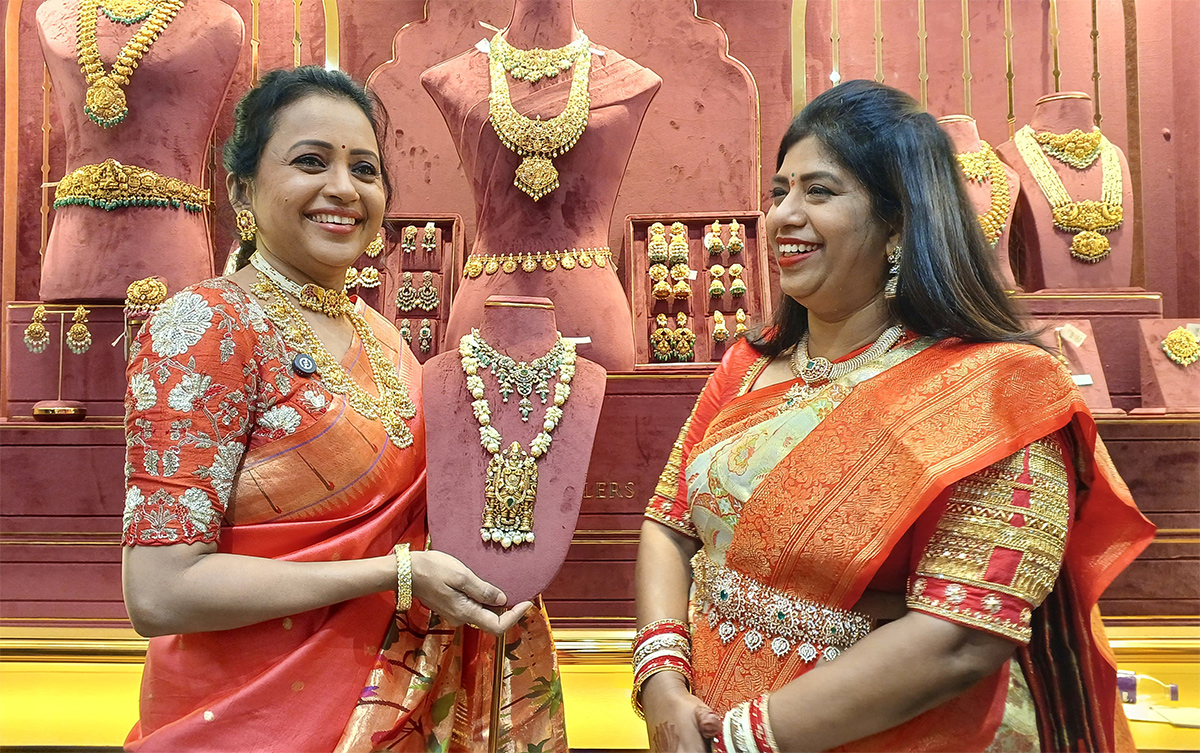 Anchor Suma creates buzz at jewelry shop opening7