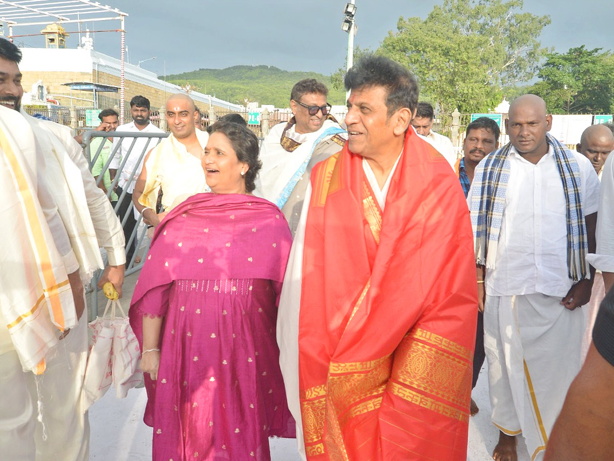 Kannada Hero Shivaraj Kumar Visits Tirumala Photos12