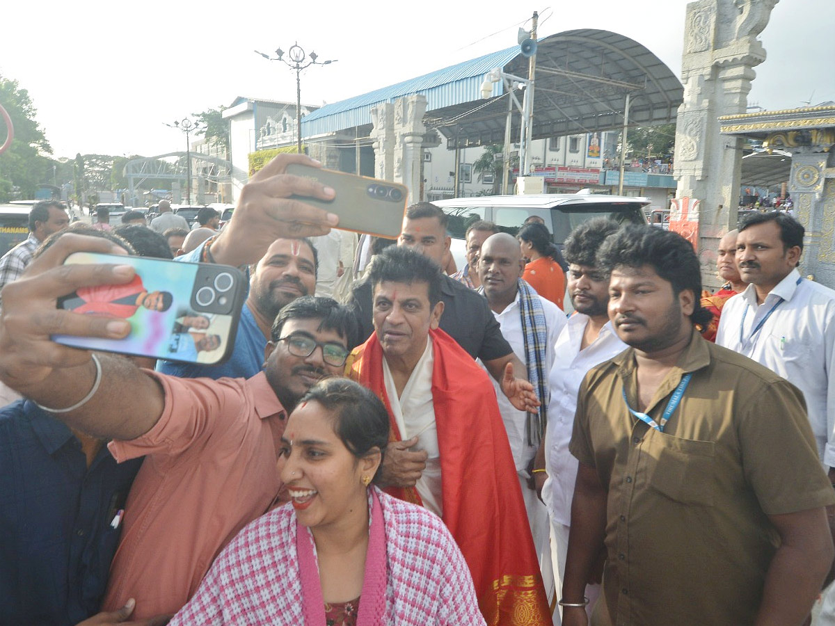 Kannada Hero Shivaraj Kumar Visits Tirumala Photos3